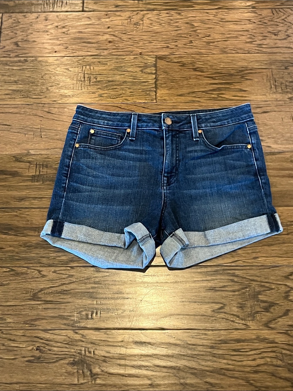 Level 99 Cuffed Hem High Rise Shorts Size 28